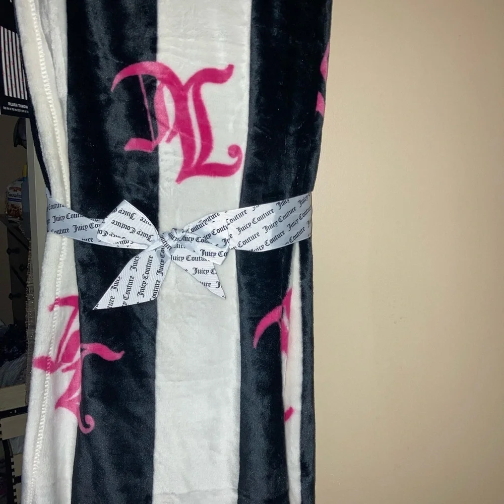 Juicy Couture Luxurious Plush Throw with Pink Accents Great Gift 🎁 NWT 🎁🎄